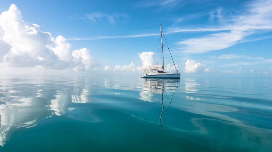 Yelken sporu yapan yelkenli tekne – yeni başlayanlar için yelken rehberi